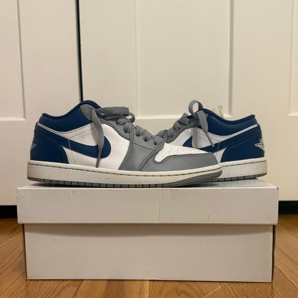 Jordan Women Sneakers in Navy Blue, White, Gray